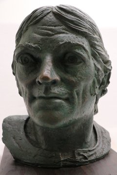 Bronze bust of David Crockett's face