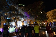 Dancing guests on dancefloor in front of concert stage in Alamo Gardens