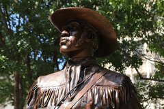 Bronze statue of Hendrick Arnold from the waist up