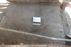 Bottom surface of an excavation unit with one pipe across it