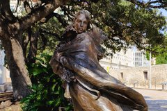Bronze statue of Susannah Dickinson holding her daughter, Angelina, in Alamo Plaza