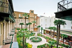 garden courtyard surrounded by Menger Hotel rooms