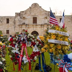 Floral wreaths in front of the Alamo to remember the Defenders