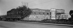 Figure 10. Continuation of the stacked wall along Houston Street. Photograph depicts Hotel Bowie, which was located in the northeastern portion of the current Alamo Garden.