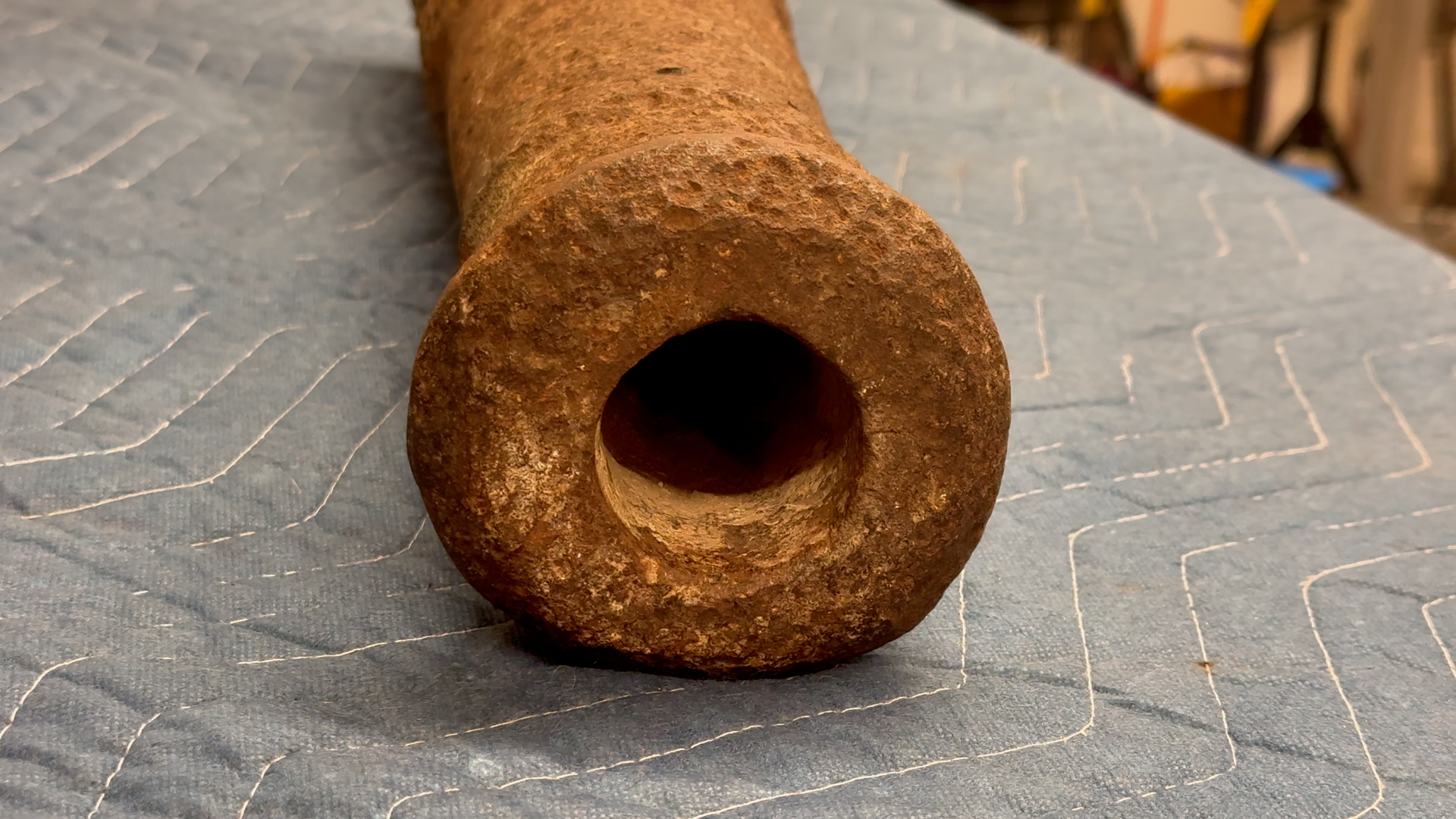 Opening of a cannon covered in rust