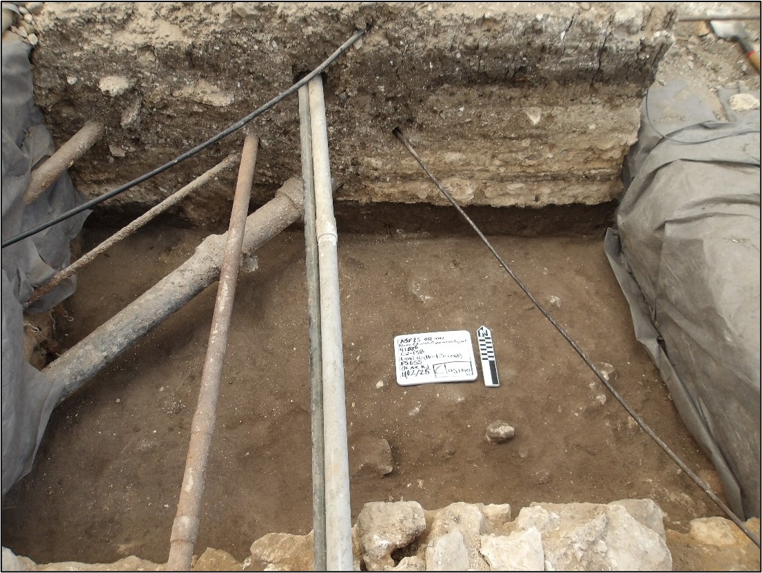 Crossing pipes inside an excavation unit