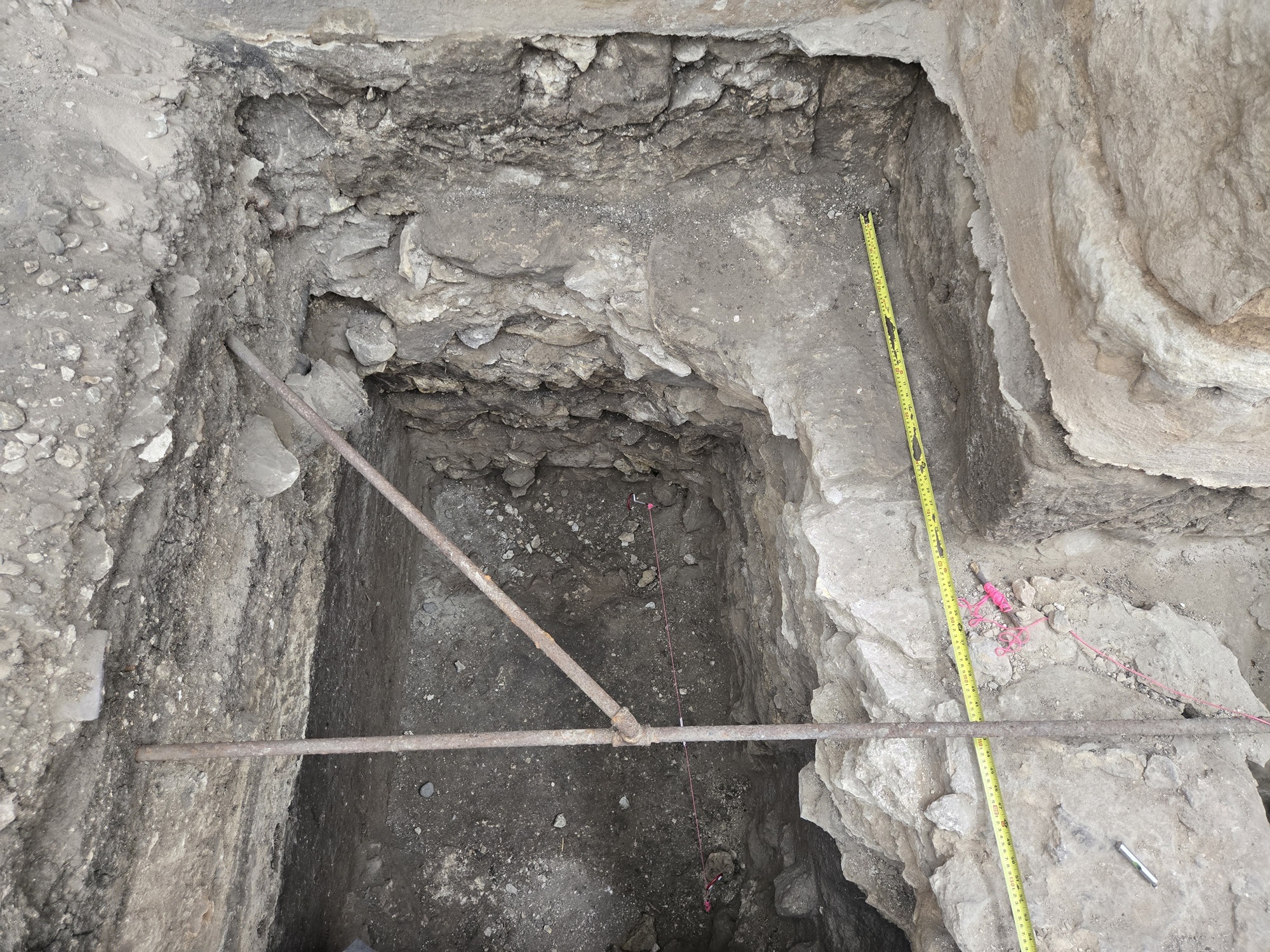 Excavation unit with rocky tiers to the bottom